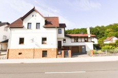 * Stilvolles, sofort bezugsf&auml;higes Ein- bis Zweifamilienhaus in Braunfels-Bonbaden *