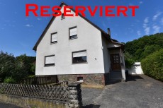 * 2-Familienhaus in traumhafter Feldrandlage von Solms-Oberndorf *
